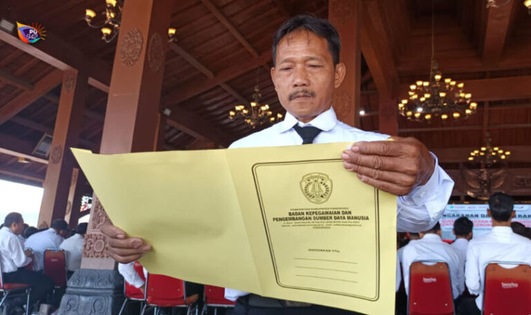 Tumirin mengaku senang dan banggar sekaligus bersyukur, disisa masa baktinya diangkat menjadi P3K. (Gema Surya/Yudi)