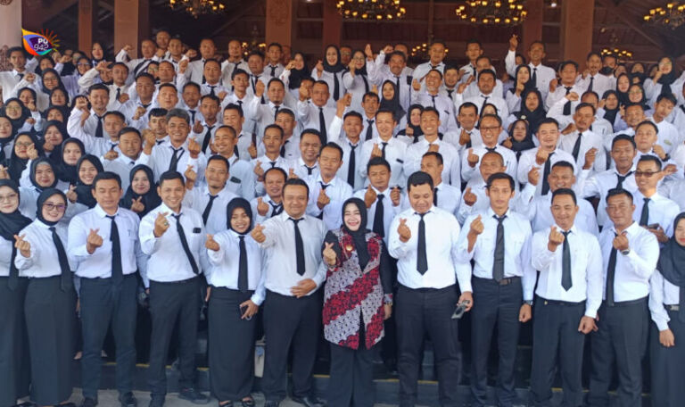 Ratusan penerima SK P3K Kabupaten Ponorogo berfoto bersama Wabup Lisdyarita di pendopo kabupaten. (Gema Surya/Yudi)