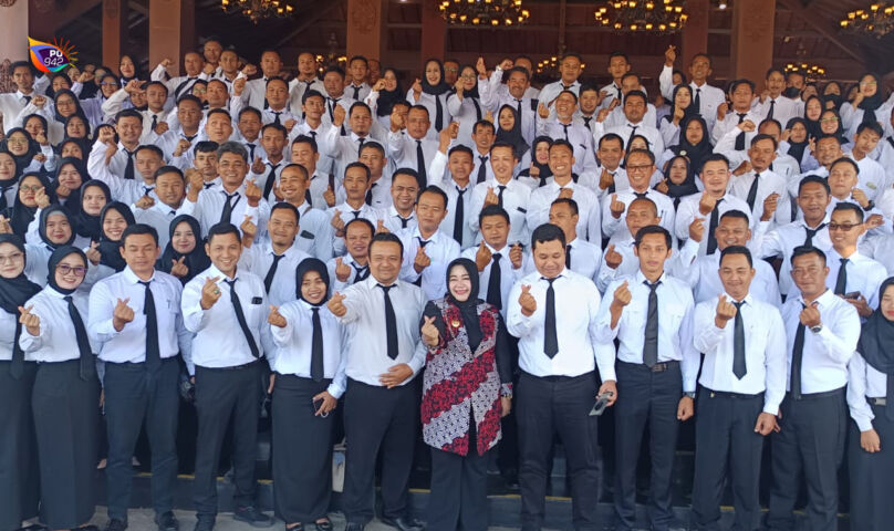 Ratusan penerima SK P3K Kabupaten Ponorogo berfoto bersama Wabup Lisdyarita di pendopo kabupaten. (Gema Surya/Yudi)