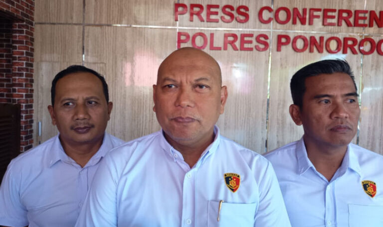 AKP Rudi Hidayanto, Kasatreskrim Polres Ponorogo dalam keterangannya kepada wartawan, terkait konvoi. (Gema Surya/Yudi)