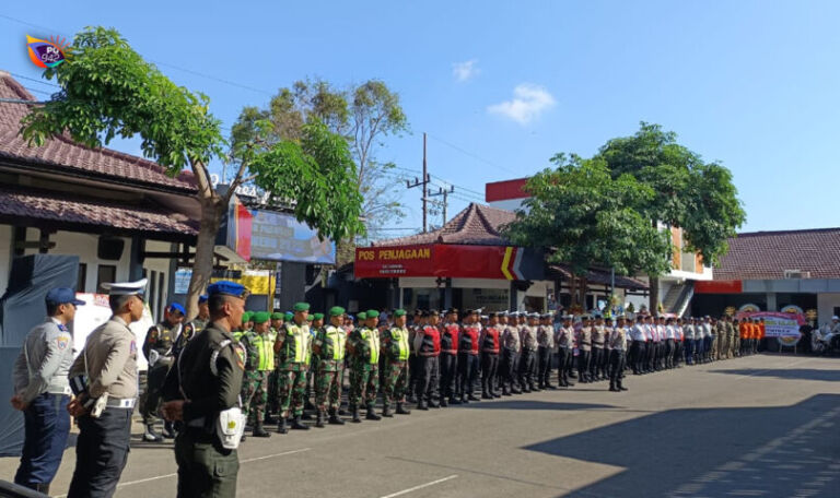 Persiapan personil untuk operasi patuh 2025 di Mapolres Ponorogo. (Gema Surya/Yudi)