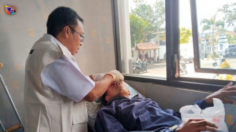 Korban kejatuhan plafon langsung mendapat perawatan medis dari petugas P3K Puskesmas Bondrang yang saat kejadian sedang berjaga di Kejari Ponorogo, Jalan Let. Jend. Mt. Haryono, Ponorogo. (Foto/Dok. Puskesmas Bondrang)