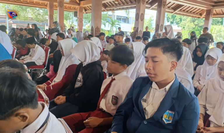Para peserta didik baru Sekolah Rakyat menyimak pengarahan dari Bupari Sugiri Sancoko di Pendopo Agung Pemkab Ponorogo. (Gema Surya/Yudi)