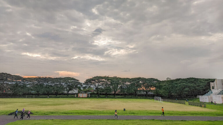 Untuk yang suka joging di dalam Stadion Batoro Katong, sekarang sudah harus mencari alternatif trek karena hingga waktu yang belum ditentukan, Stadion Batoro Katong ditutup karena perawatan. (Gema Surya/Bayu)