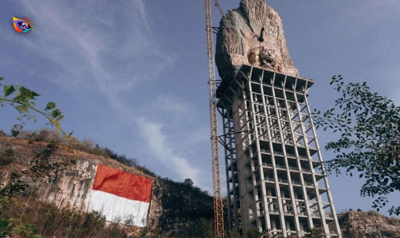 Bendera merah putih besar hasil tangan Bu Tutik yang terpasang di Gunung Gamping,, Monumen Reog. (Foto/Kominfo)