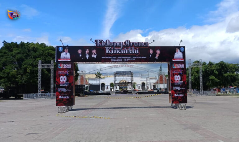 Panggung sudah mulai disiapkan untuk konser Dewa 19 feat Virzha, yang juga menjadi rangkaian hari jadi Kabupaten Ponorogo ke-529. (Gema Surya/Yudi)