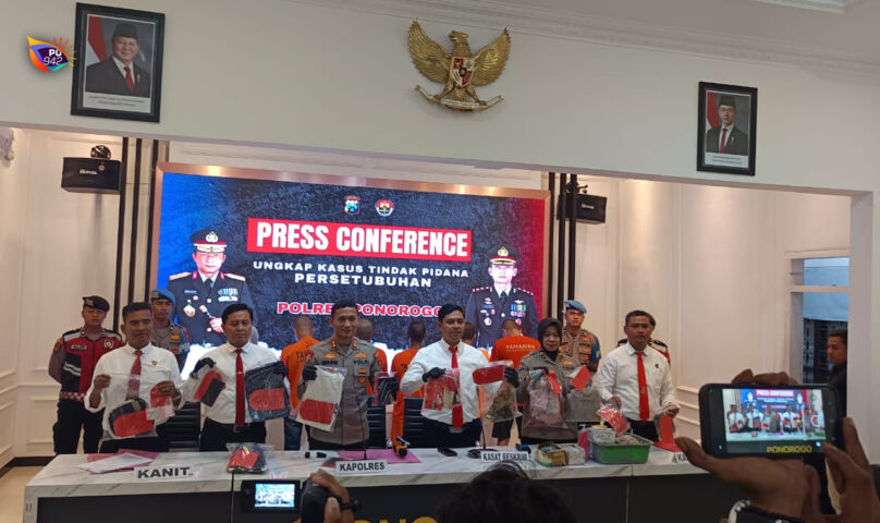 Polres Ponorogo lakukan press conference salah satunya mengenai tertangkapnya pencurian uang modus pecah kaca mobil di Jl. Wibisono, Ponorogo. (Gema Surya/Yudi)
