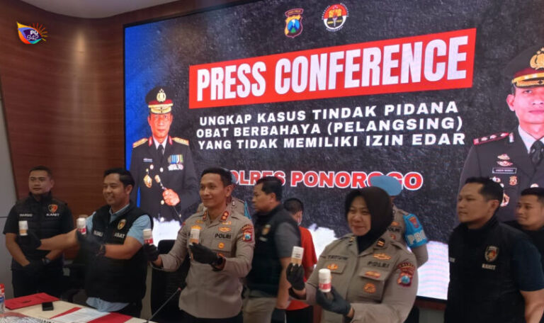 Press conference pengungkapan produksi obat ilegal di Purbosuman, Ponorogo. (Gema Surya/Yudi)