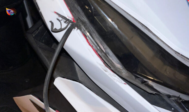 Kabel fiber optik yang mengenai sepeda motor Zaenal nyangkut di lampu depan. (Foto/Zaenal)