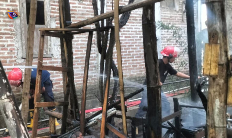 Api berhasil dilokalisir Damkar dalam waktu satu jam. (Foto/Damkar Satpol PP)