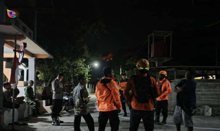 Dalam foto telrihat petugas sedang bersiap untuk memadamkan api. (Foto/Hadi)