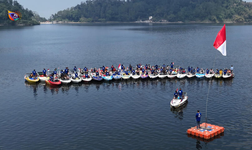 Puluhan speed boat dan pengemudi berbaris rapi untuk melakukan penghormatan kepada bendera merah putih. (Foto/Kiriman Nur)