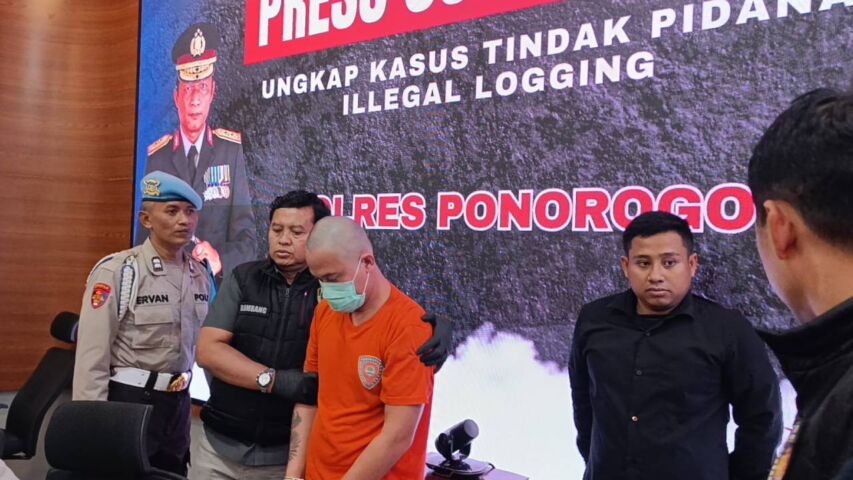 Tersangka sudah berbaju oranye, ia terancam hukuman 15 tahun penjara karena melanggar Pasal 338 KUHP tentang pembunuhan. (Gema Surya/Yudi)