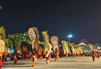 Reog obyok benar-benar memukau seluruh elemen masyarakat yang hadir menyaksikan di Alun-alun Ponorogo. (Gema Surya/Yudi)