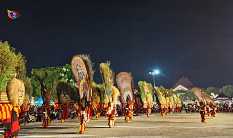 Reog obyok benar-benar memukau seluruh elemen masyarakat yang hadir menyaksikan di Alun-alun Ponorogo. (Gema Surya/Yudi)