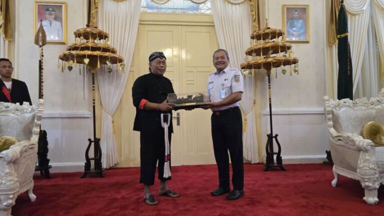 Bupati Ponorogo Sugiri Sancoko berfoto dengan Vice President Daop 7 Madiun, Suharjono, dalam kerja sama yang positif ini. (Gema Surya/Yudi)