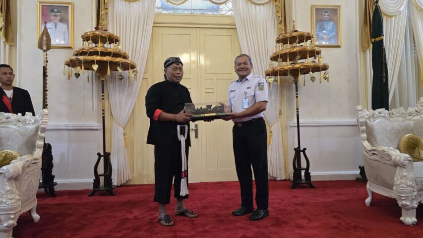 Bupati Ponorogo Sugiri Sancoko berfoto dengan Vice President Daop 7 Madiun, Suharjono, dalam kerja sama yang positif ini. (Gema Surya/Yudi)