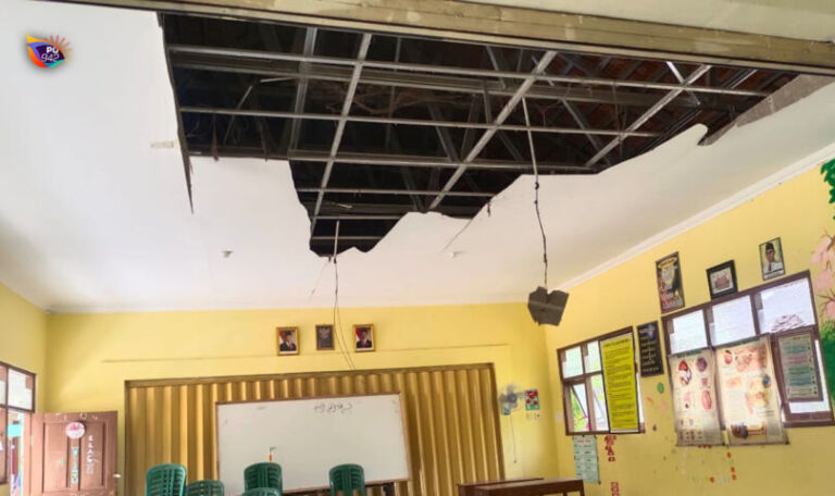 Plafon yang ambrol milik SDN 1 Karangjoho adalah ruang kelas 3, tetapi waktu kejadian digunakan untuk workshop guru dan kepala sekolah. (Foto/Kiriman Nian)