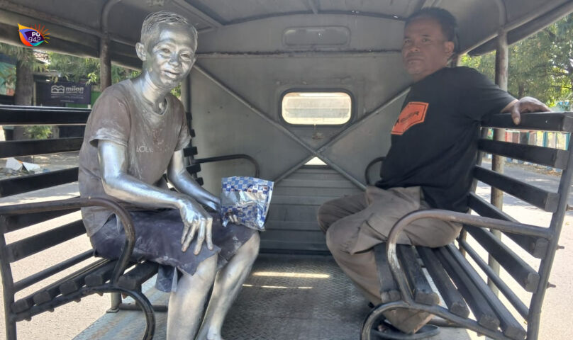 Diamankan di Jeruksing, manusia silver yang juga pemain lama ini dibawa langsung ke Dinsos. (Gema Surya/Yudi)