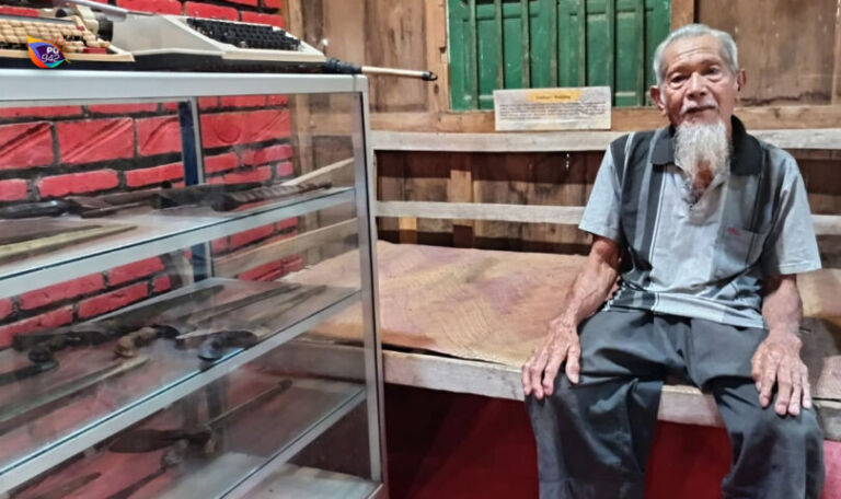 Suyitno, terlihat duduk di dipan yang pernah dibuat Jenderal Sudirman untuk istirahat. Ia sangat ingat betul cerita itu. (Gema Surya/Yudi)