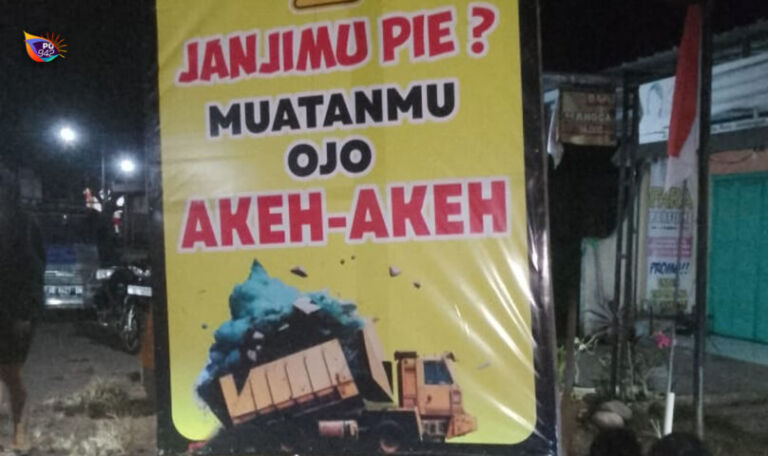 Salah satu banner yang terpasang untuk mengingatkan truk bermuatan lebih atau ODOL jangan sampai melintas di wilayah Jenangan. (Foto/Bison)