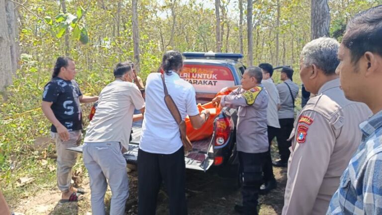 Mayat korban dugaan pembunuhan ini dibawa Tim Inafis untuk dilakukan autopsi. (Gema Surya/Yudi)