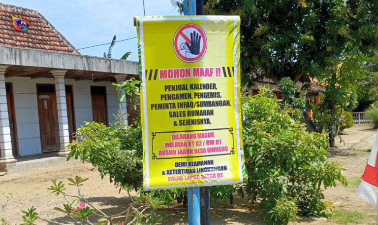 Salah satu banner yang dipasang sebagai peringatan untuk penjual kalender, pengamen, dan pengemis agar tidak memasuki wilayahnya karena masyarakat sudah resah. (Foto/Santoso)