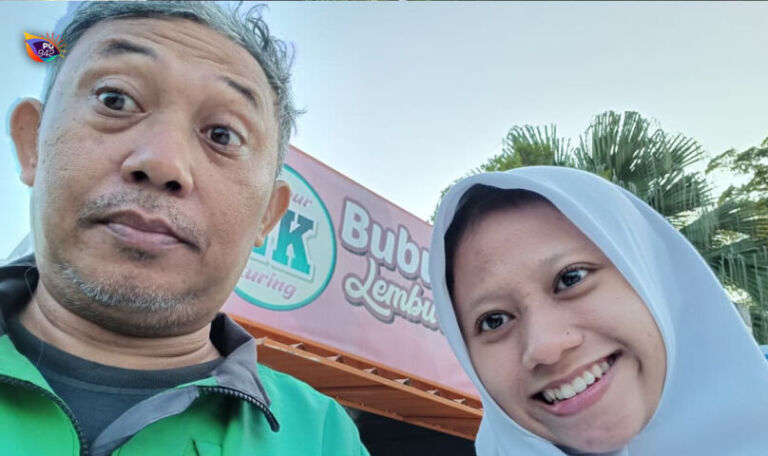 Arief ber-selfie ria dengan putri keduanya Afani Naura yang berhasil masuk kedokteran UMY.