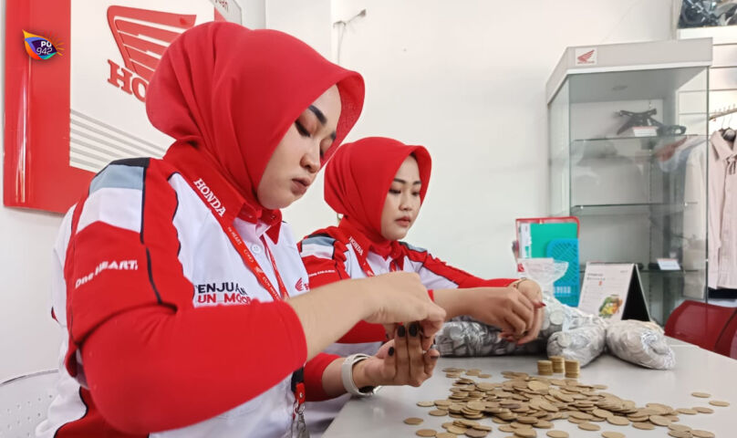 Butuh waktu 2 jam untuk menghitung semua koin yang dibawa Sunarta untuk membawa pulang satu unit Honda Beat terbaru. (Gema Surya/Yudi)