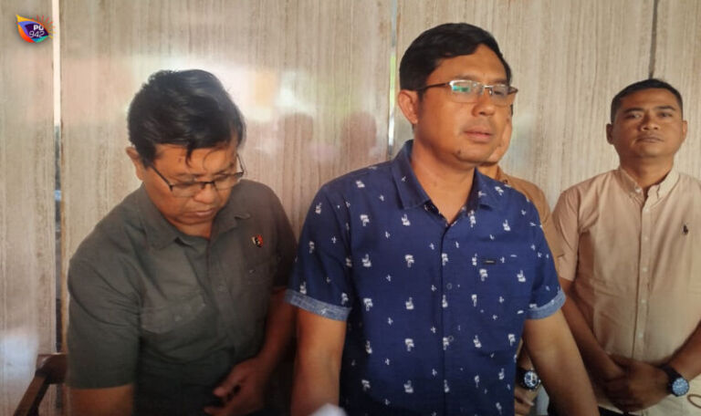 Kasat Reskrim Polres Ponorogo, AKP Imam Mujali (Tengah; biru berkacamata) ketika menjelaskan perkembangan terkini kasus pembunuhan orang tua sendiri Pomahan Pulung kepada awak media. (Gema Surya/Yudi)