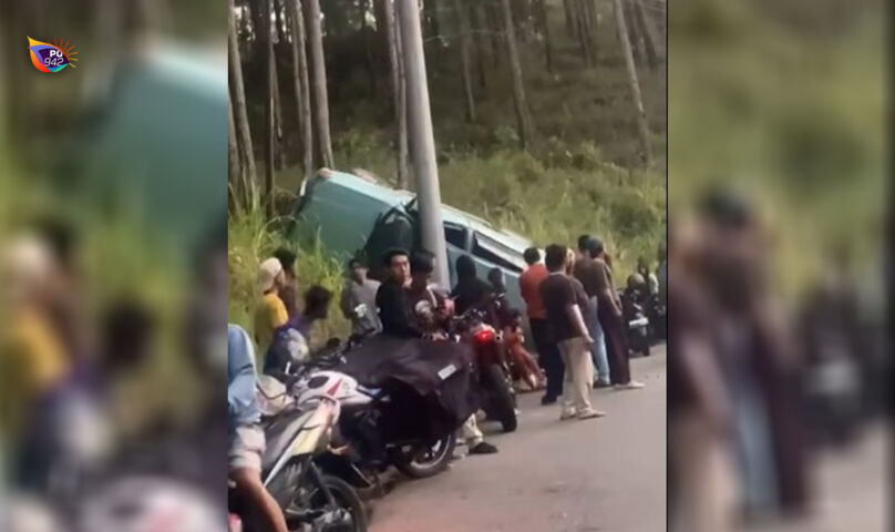 Tangkapan layar mobil yang menabrak tiang listrik.