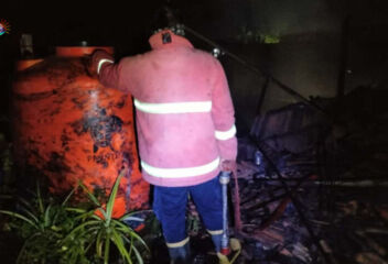 Ludes dilalap si jago merah, kandang ayam dan dapur milik Minarso di Wringinanom, Sambit. (Foto/Dok. DAMKAR Satpol PP)
