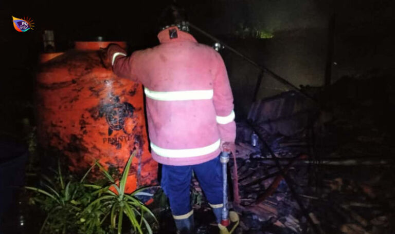 Ludes dilalap si jago merah, kandang ayam dan dapur milik Minarso di Wringinanom, Sambit. (Foto/Dok. DAMKAR Satpol PP)