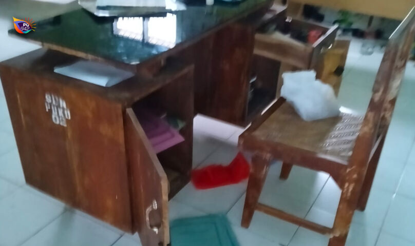 Salah satu meja yang diobrak-abrik maling, hampir semua mejad dan loker dibongkar maling unttuk mencari uang. (Foto/Istimewa)