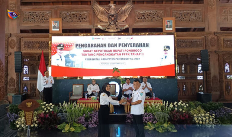 Menarik, penyerahan SK PPPK yang berlangsung di Pendopo Kabupaten wajib menyerahkan satu bibit pohon. (Gema Surya/Yudi)