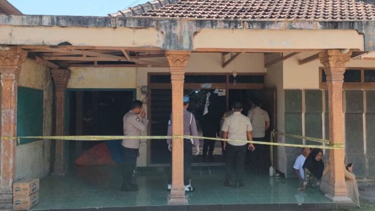 Rumah almarhum dipasangi garis polisi, untuk proses penyelidikan lebih lanjut. (Foto/Dok. Polsek Siman)