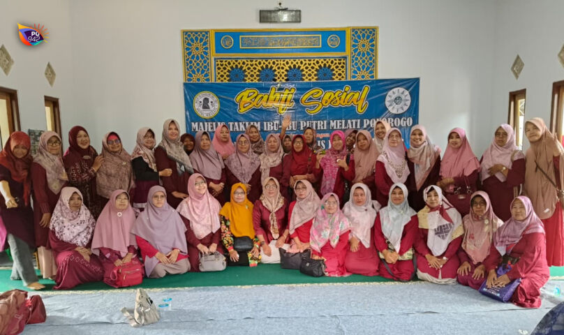 Ibu-ibu Putri Melati berfoto dalam kegiatan sosial di Mrayan, Ngrayun, Ahad 21 September 2025.