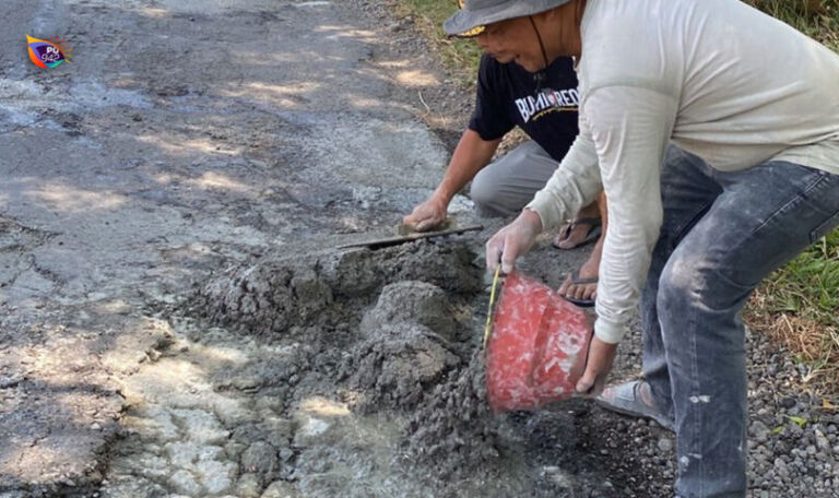 Warga bahu-membahu mengecor jalan yang rusak parah di wilayah Sekelip - Sukosari. (Foto/Kiriman Joko Wiyono)