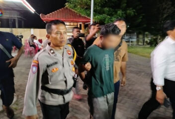 Terduga pelaku digelandang oleh polisi untuk pemeriksaan lebih lanjut. Kepolisian mengaku kesulitan untuk mengulik keterangan dari terduga pelaku karena hanya diam. (Gema Surya/Yudi)