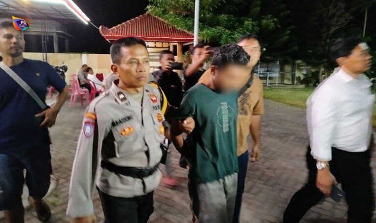 Terduga pelaku digelandang oleh polisi untuk pemeriksaan lebih lanjut. Kepolisian mengaku kesulitan untuk mengulik keterangan dari terduga pelaku karena hanya diam. (Gema Surya/Yudi)