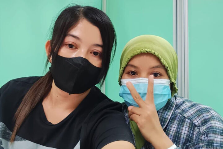Yani, masker biru saat ditemani kakak kandungnya ketika akan menjalani operasi, kini keadaan Yani berangsur-angsur membaik. (Foto/Kiriman Yani)
