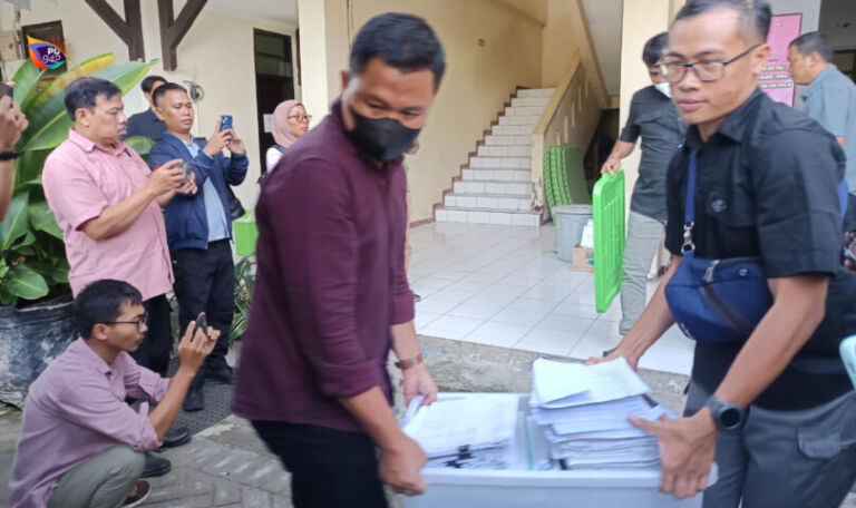 Dokumen-dokumen penting menjadi salah satu yang disita Kejari Ponorogo selama penggeledahan berlangsung. (Gema Surya/Yudi)