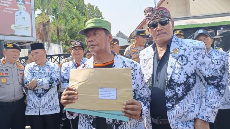 Aksi ribuan guru PGRI Ponorogo di depan Kantor Cabang Dinas Pendidikan (Cabdindik) Jawa Timur Wilayah Ponorogo–Magetan di Jalan Gajah Mada, Selasa (30/12) pagi. (Gema Surya/Yudi)