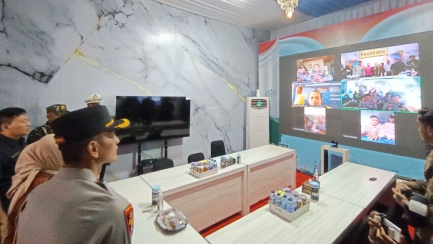 Kapolres Ponorogo dan Plt. Bupati Ponorogo sedang memantau kesiapan pos pengamanan melalui sambungan yang saling terhubung. (Gema Surya/Yudi)