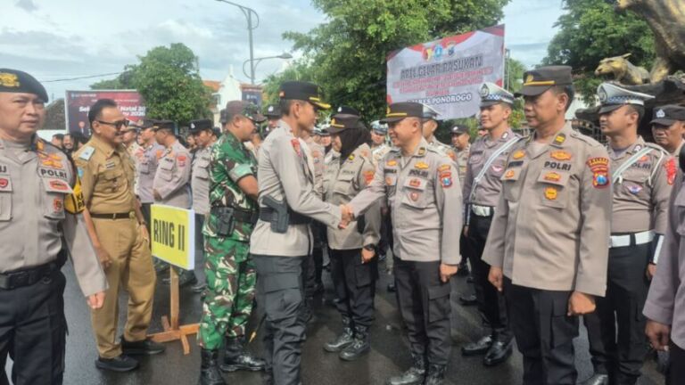 Kapolres Ponorogo AKBP Andin Wisnu Sudibyo mengecek kesiapan petugas untuk pengamanan giat Bumi Reog Berdzikir. (Gema Surya/Yudi)