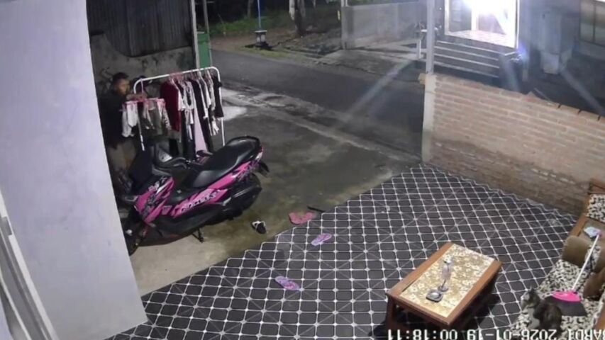 Terekam CCTV, pencuri celana dalam di Kelurahan Brotonegaran, Ponorogo. Pelaku beraksi tengah malam. (Gambar/Tangkapan layar CCTV)