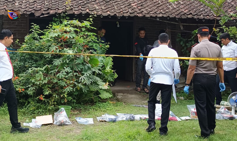 Pihak kepolisian langsung melakukan olah TKP di Golan, Sukorejo, pasca ditemukannya perempuan tewas di rumahnya dengan luka di kepala dan berdarah. (Gema Surya/Yudi)