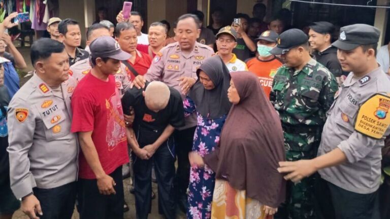 Mbah Kirno (kaos hitam) akhirnya dibawa Ipda Purnomo ke Lamongan, Kamis 29 Januari pagi. (Gema Surya/Yudi)