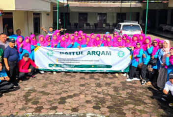 Para peserta kompak berfoto ria dalam kegiatan Baitul Arqam yang diselenggarakan di Tawangmangu. (Dok. PRM)