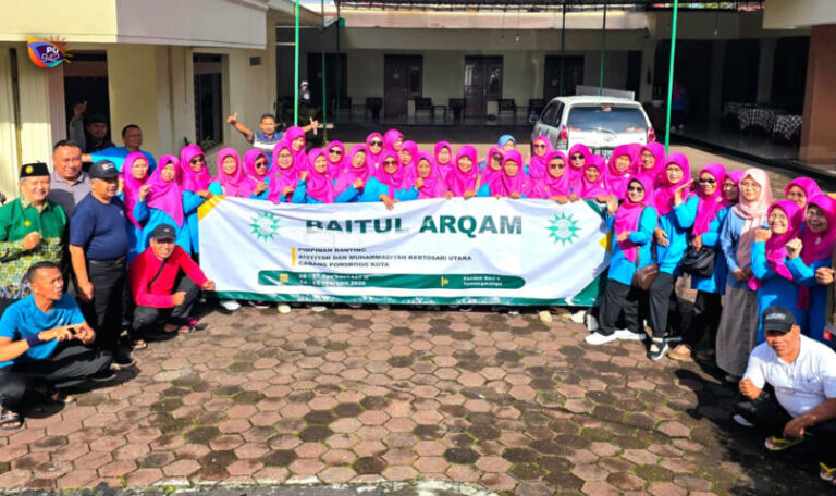 Para peserta kompak berfoto ria dalam kegiatan Baitul Arqam yang diselenggarakan di Tawangmangu. (Dok. PRM)